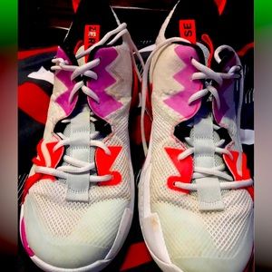 Size 11 men’s Jordan basketball shoes. Almost brand new